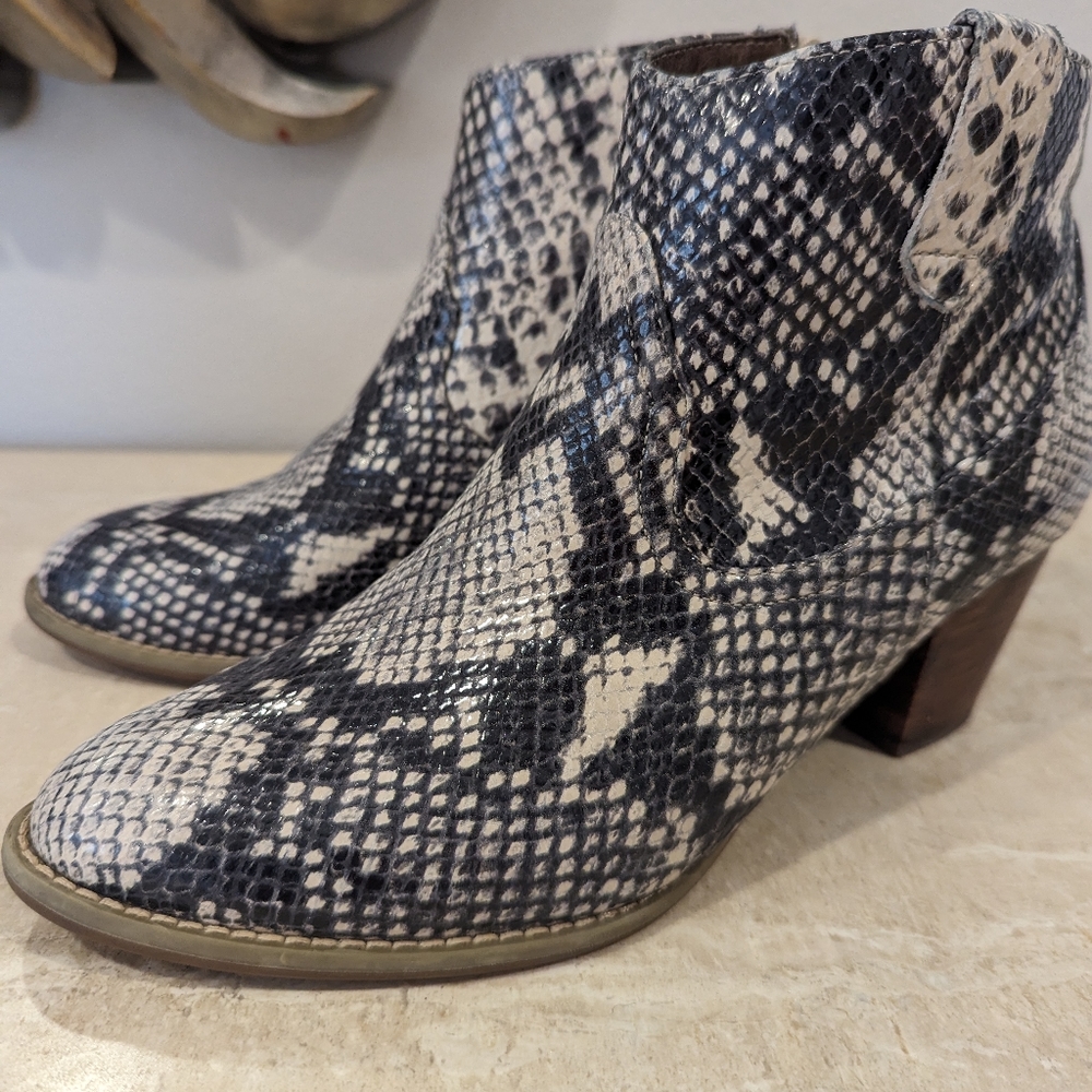 Vionic snake print booties size 7.5M cream and black